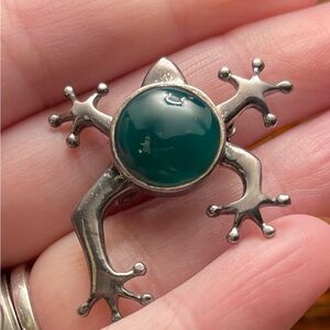 JBNI Green Onyx Sterling Silver Frog Pin